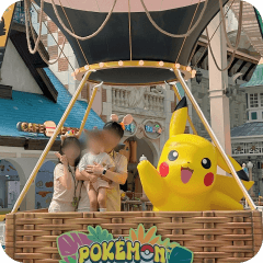 Takes <b>candid photo snaps</b> throughout your visit